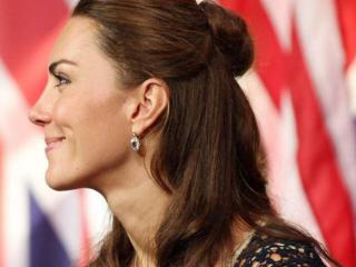 短发丸子头怎么扎（今夏最流行的半扎式丸子头）