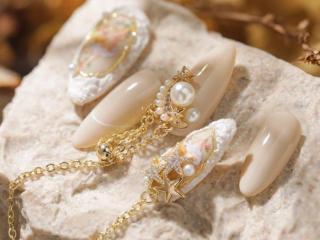 美甲甲片怎么卸掉（指甲上的美甲甲片怎么卸掉）