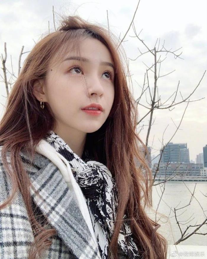 周二珂是一位网红主播,曾在斗鱼和熊猫平台进行直播