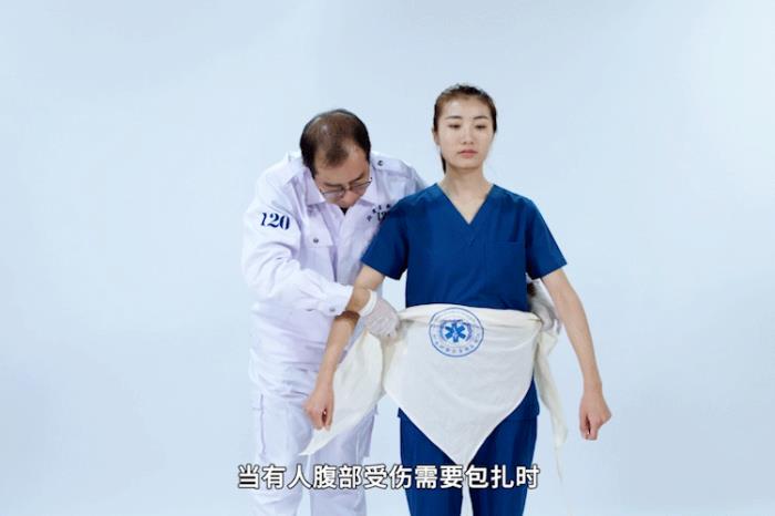 当有人单侧腹部受伤需要包扎时