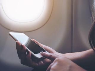 在飞机上可以玩手机吗（在飞机上打电话真的能造成坠机吗）