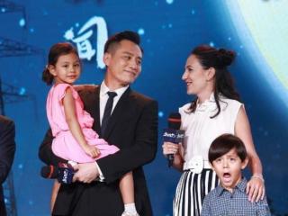 刘烨妻子安娜（40岁安娜一袭黑白拼接裙）