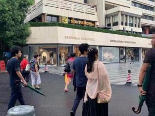 演员李健的妻子（李健与妻子孟小蓓牵手逛街）