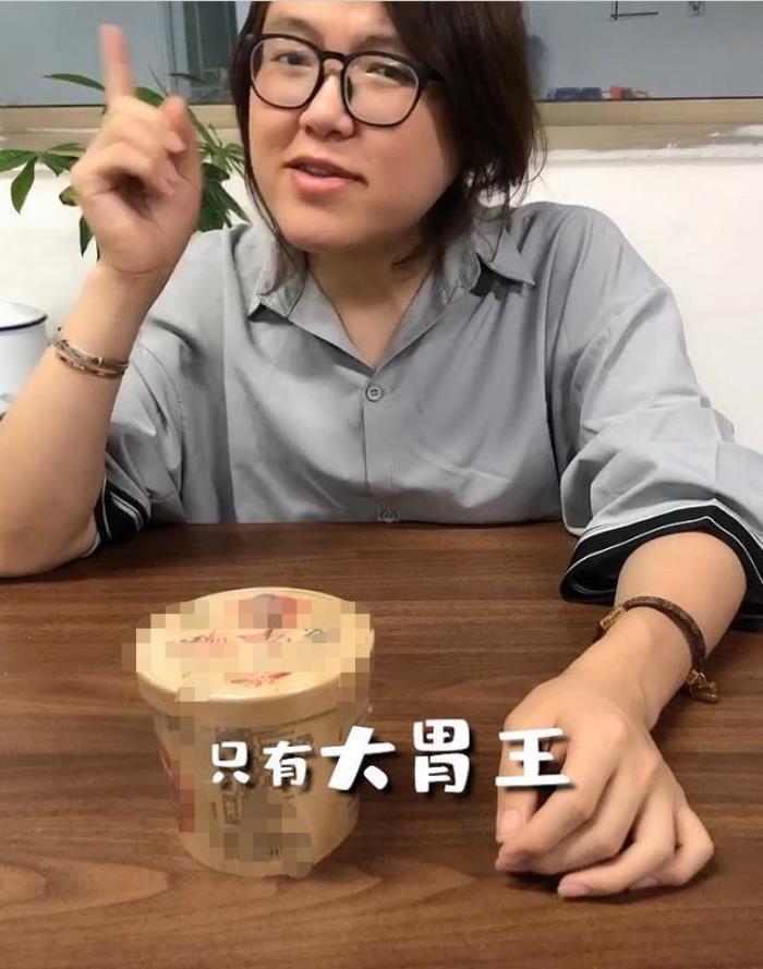 浪胃仙大胃王(网红浪胃仙性别引争议)