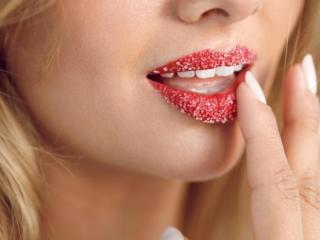 嘴唇脱皮是什么原因（为什么嘴巴总是脱皮）