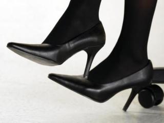 穿高跟鞋怎么走路（穿高跟鞋时的正确走路姿势）