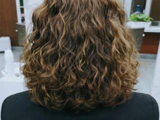 头发少适合烫什么发型（发量少的女性发型别瞎烫）