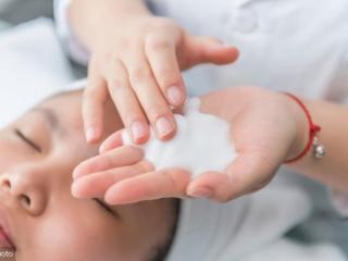 洁面乳是洗脸还是擦的（不要把洁面乳抹到脸上）