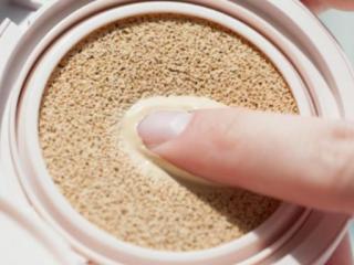 气垫粉底使用方法（气垫不要打开直接涂）