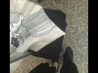 接吻时女生的手放哪里（女生的手放在这4个位置）