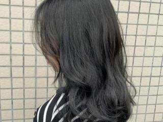 接近黑色的染发颜色（比黑色还低调的深褐色）