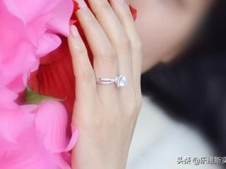 女士婚戒应该戴哪只手（结婚戒指的戴法有什么讲究）