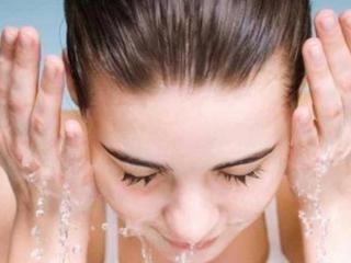 如何用蜂蜜洗脸（蜂蜜水能长期洗脸吗）