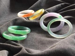 翡翠镯子翡翠（翡翠手镯应该怎么选）