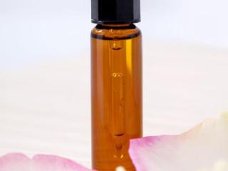 精华露和精华液的区别（精华露和精华液的区别及使用）