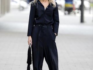 黑衬衫配什么裤子（黑色衬衫搭配什么裤子美）