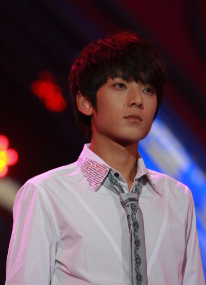 2010年,陈翔参加《快乐男声》,并拿到成都赛区的冠军,人生迎来高光