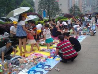 摆地摊卖啥最赚钱（摆地摊卖什么比较赚钱）