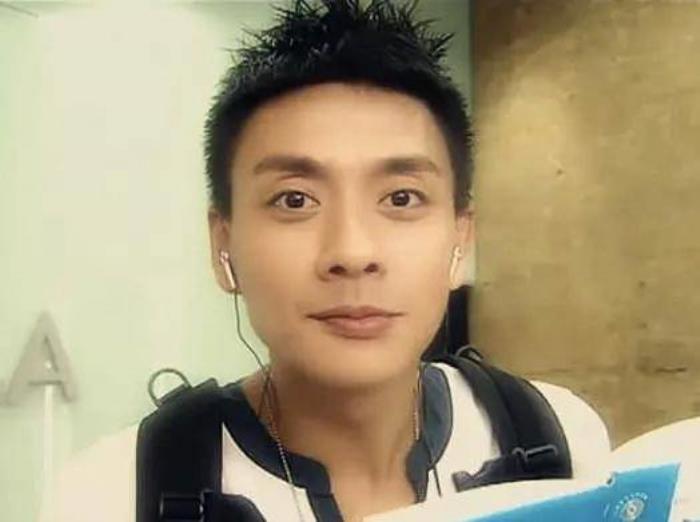 在1999年,年轻帅气的黄宗泽便正式签约tvb,成为了旗下合约艺人.