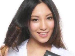 排骨梳怎么用（用排骨梳吹波浪卷发教程图解）