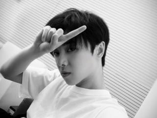 华晨宇的微博（华晨宇微博更新九宫格自拍）