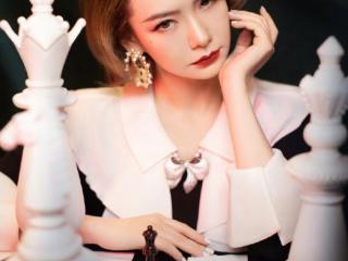 戚薇图片短发（茶色短发搭配黑白裙装）