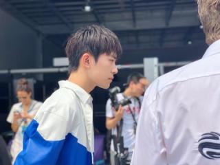 易烊千玺侧脸（易烊千玺三亚领衔观战FE）