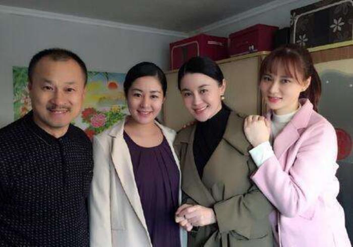 李副总的扮演者叫周弋楠,皮志高的扮演者叫周弋群,这是一对亲姐弟.