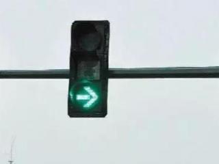 右拐弯红灯限制吗（带您详细了解红灯右转的规则）