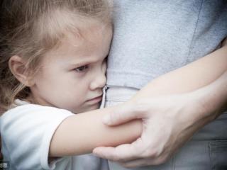 老公出轨能不能告诉孩子（孩子该不该知道父亲出轨的事）