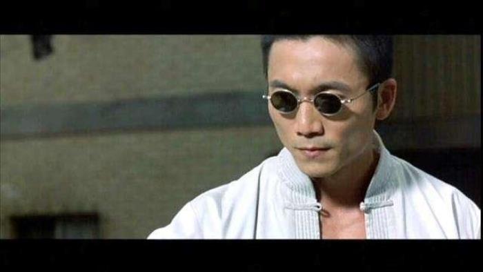 其动作更多的是一种杂耍性质,因此,在现实中,与上述几位演员相比都略