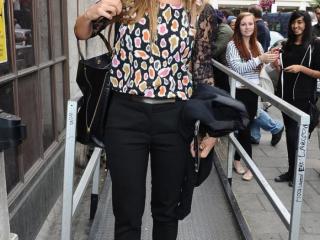 鞋子前面挤脚怎么撑大（鞋子前面挤脚怎么办）