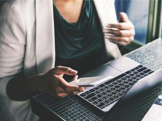 牛奶洗脸的好处（睡前用它洗脸坚持5个月）