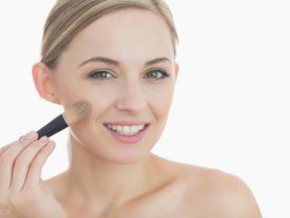 粉底液弄到衣服上怎么洗（衣服上的粉底液压根洗不掉）