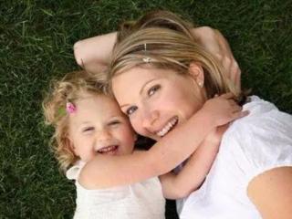 脸部出油多是什么原因（脸部出油原来是这些原因引起的）