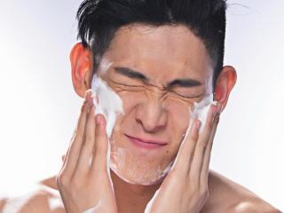 刚挤完痘痘要怎么处理（挤完痘痘之后一定要处理）