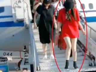 迪丽热巴张艺兴（张艺兴热巴一同下飞机）