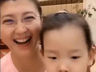 闫学晶的女儿（48岁闫学晶晒与3岁小女儿合照）