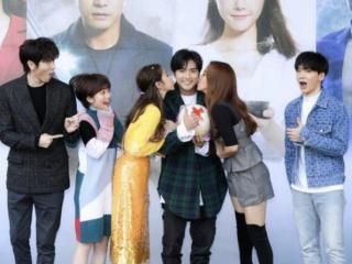 贺军翔的电视剧（36岁贺军翔获2女演员同时献吻）