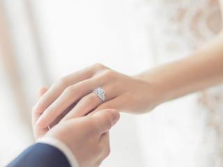 单身戒指戴哪个手指女（女生五个手指戴戒指的含义大不同）