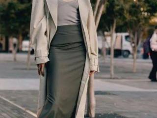 风衣里面穿什么衣服好看（风衣里面穿什么才时髦）