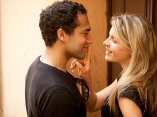 暧昧什么意思（什么样的行为算暧昧）