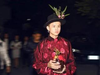 艾克里里哪里人（网红艾克里里成人礼隆重到像结婚）