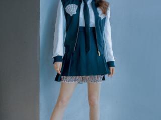 张雨绮制服诱惑（张雨绮扮嫩穿搭上演制服诱惑）