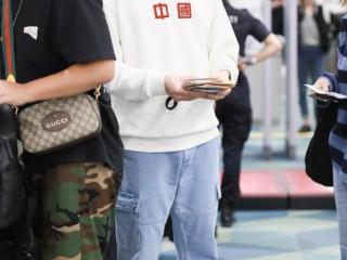 短袖衬衫搭配（印花短袖衬衫配针织帽）