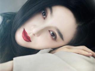 谢霆锋和范冰冰（身后谢霆锋海报成亮点）