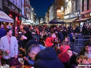 美国怪谭第四季（美国新增确诊人数三周翻一番）