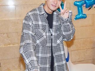 贾乃亮微博新浪（贾乃亮微博晒35岁庆生照）