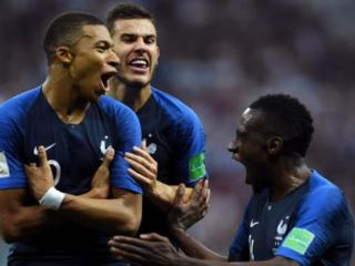 央视主持人董路（董路四大飞刀针针见血撕嘴白岩松）