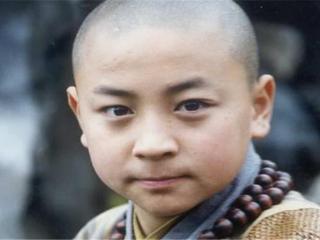 释小龙与何洁（害助理溺亡的童星释小龙）